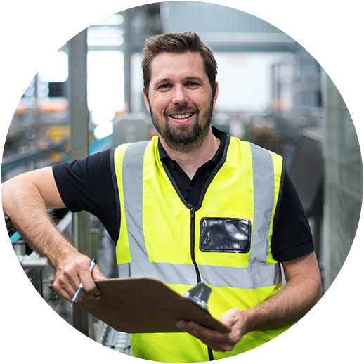 Person in Warnweste lehnt mit einem Klemmbrett an einem Geländer