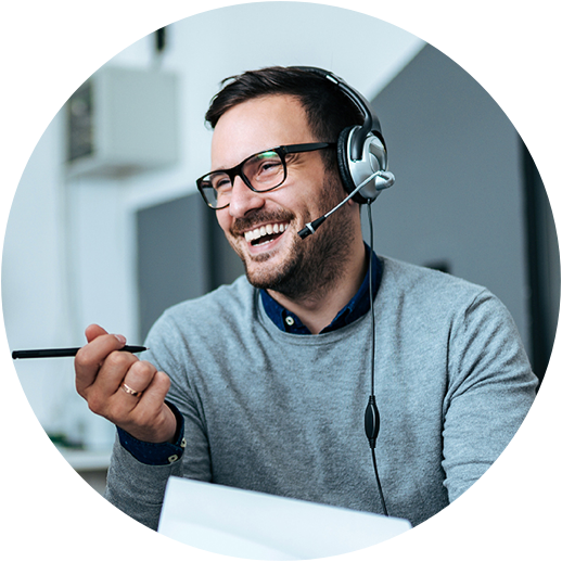 Person mit Headset auf ist am lachen.